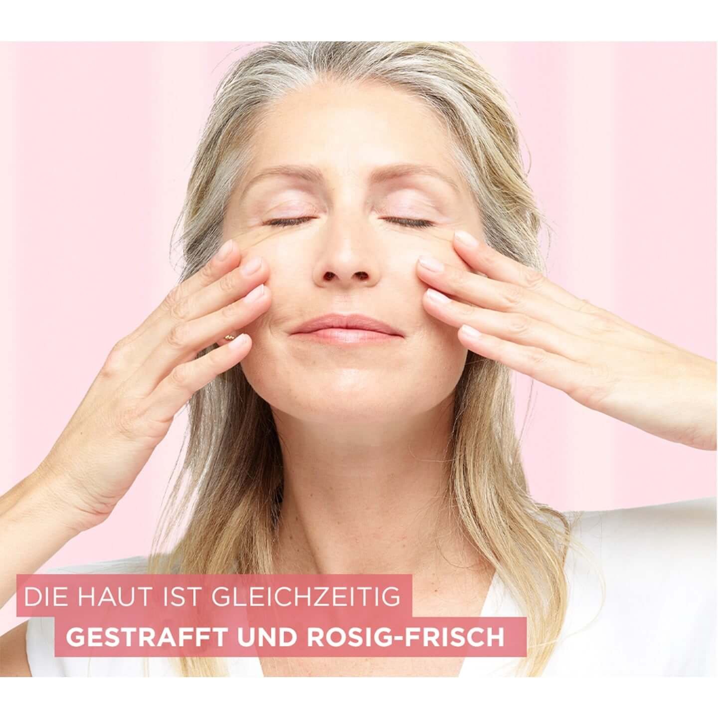 Frau trägt sich Creme auf die Wangen auf